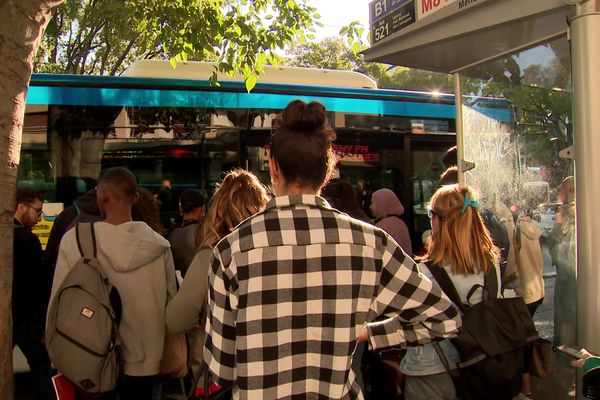 C'est la cohue tous les matins pour les élèves de plusieurs établissements du 9e arrondissement de Marseille, mal desservis par le bus 45, et qui arrivent en retard en cours