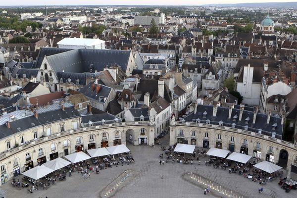 La place de la Libération vue de la Tour Philippe Le Bon.