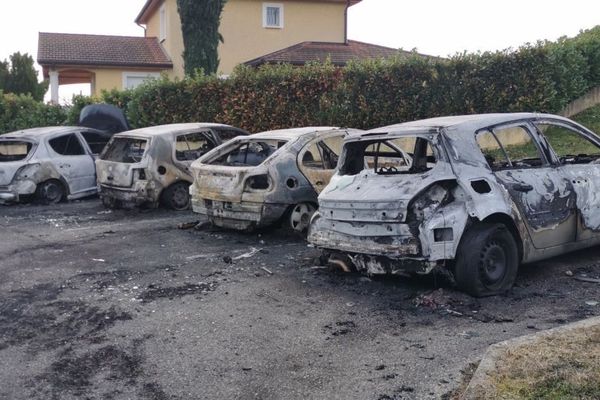 Les voitures ont été incendiées quartiers des Remparts et du Triforium à l'Isle-d'Abeau.