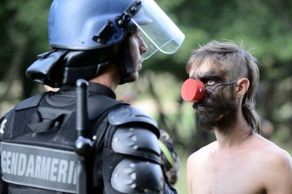 Face à face entre un gendarme mobile et un opposant au projet du barrage de Sivens, photo prise le 9 septembre 2014 près de Gaillac, dans le Tarn