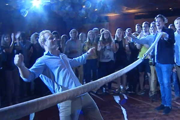 En avant toute pour l'arrière clermontois Nick Abendanon. Dimanche 4 juin, les joueurs de l'ASM ont fêté leur titre de champion de France, dans une boîte de nuit parisienne.