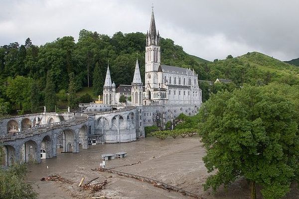 Les sanctuaires de Lourdes ont particulièrement souffert des inondations du 18 juin 2013.