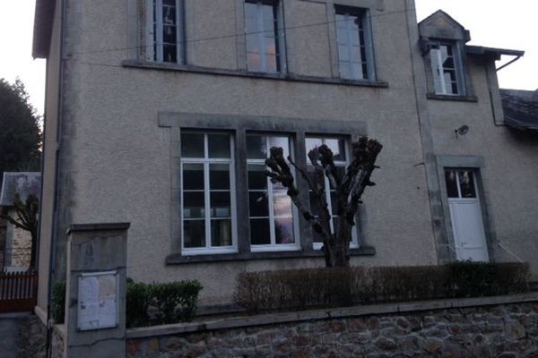 L'école primaire de  Saint-Symphorien-sur-Couze, en Haute-Vienne, fermée à cause de la présence de radon, le 13 mars 2015