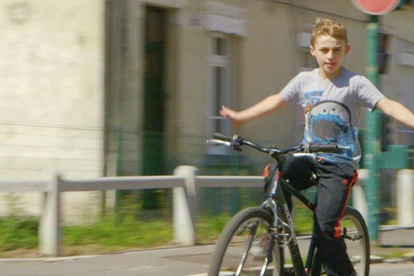 Le documentaire suit le quotidien de deux enfants vivant sous le seuil de pauvreté. 