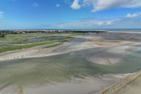 La baie de Canche. Au loin, le Touquet.