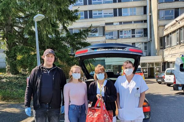 La réserve civique a organisé la confection et la distribution de Sandwiches pour les personnels soignants d'un hôpital à Mulhouse