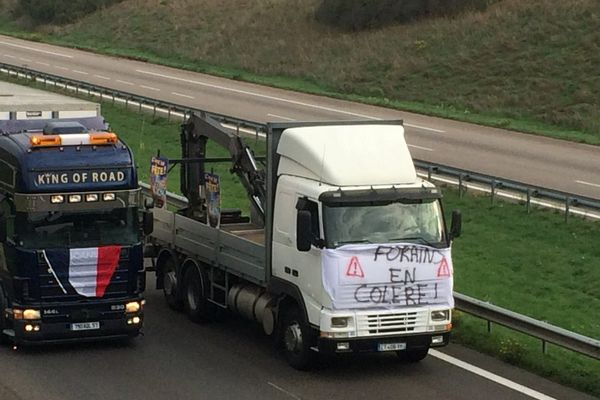 Opération escargot entre Metz et Nancy. Les manèges sont restés à la foire.