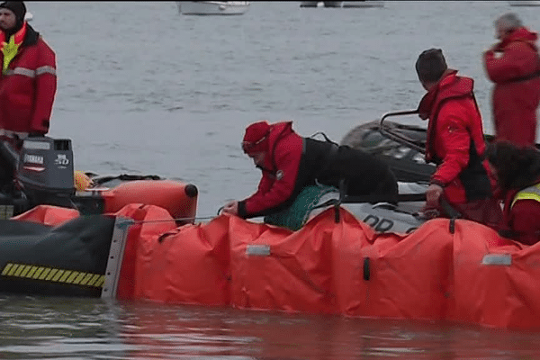 Exercice en mer pour les techniciens du Cedre