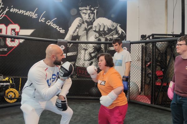 Depuis deux ans, ce club de boxe de la Loire organise des cours adaptés pour les résidents d'une maison Perce-Neige.