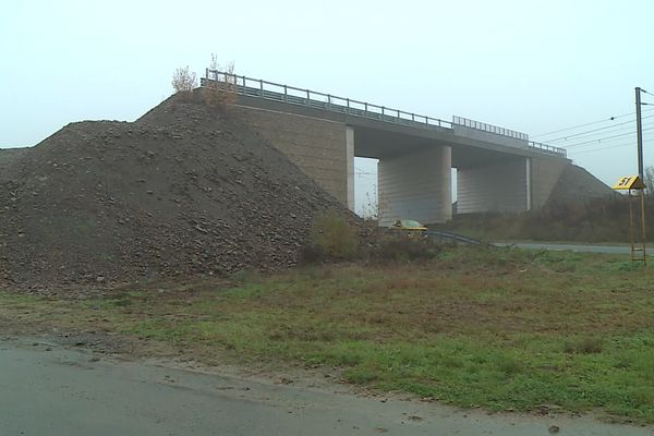 Ce pont construit en 2017 sur la commune de Warcq (Ardennes) n'a finalement jamais servi. (archives)