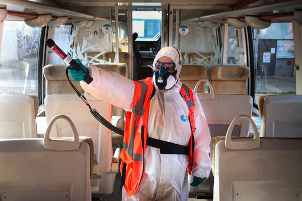 Un ouvrier nettoyeur de la SNCF désinfecte une rame TER avec un pistolet de nébulisation