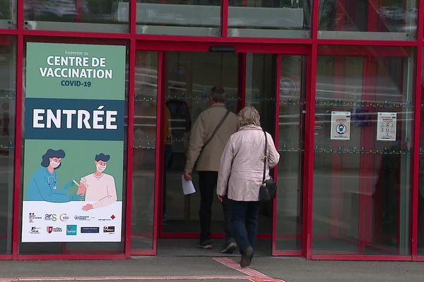 Le centre de vaccination de grande importance a ouvert ce 20 avril au parc des expositions de Poitiers.