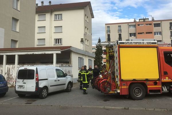 Les forces de l'ordre présente devant l'immeuble du 51 Avenue Marcel Cachin.