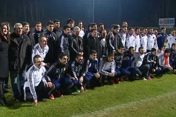 Photo de famille pour l'équipe d'Arménie sur la pelouse de Valence