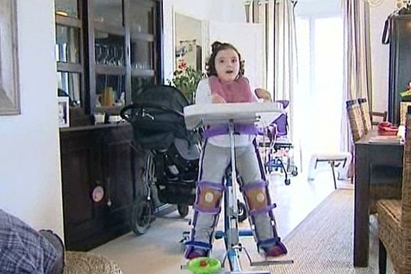 Salomé, 7 ans, est atteinte du syndrome de Rett. La petite fille, qui habite à Monéteau dans l'Yonne, a besoin de soins quotidiens.