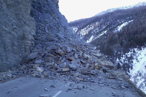 La départementale D900 est à nouveau fermée à la suite d'un éboulement