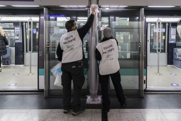 Chewing-gum, graffiti, lendemain de soirée : qui nettoie les dégradations quotidiennes dans les transports publics ?