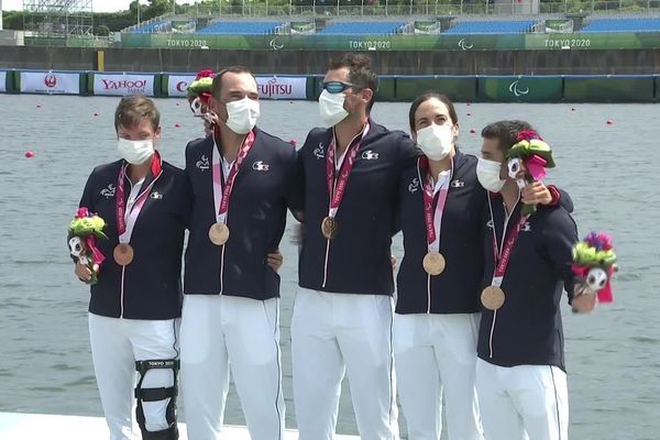 L'Amiénoise Erika Sauzeau (à gauche) médaillée de bronze aux Jeux paralympiques avec le quatre barré mixte composé également d'Antoine Jesel, Rémy Taranto, Margot Boulet et Robin Le Barreau.