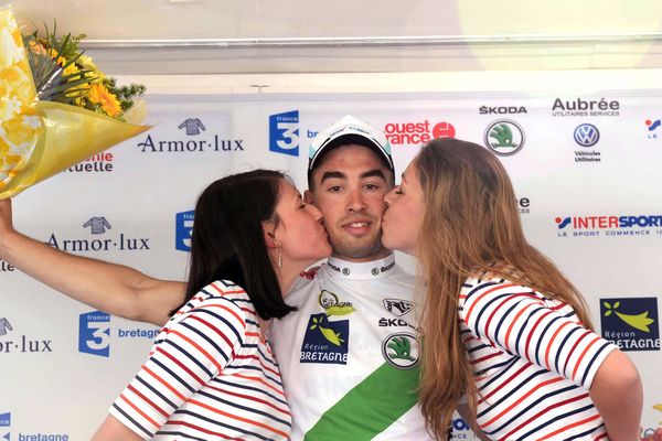  Première étape, Sainte Anne d'Auray / Pluvigner. Victoire au sprint de Louis VERHELST (Equipe ETIXX-IHNED) qui endosse le maillot de leader.