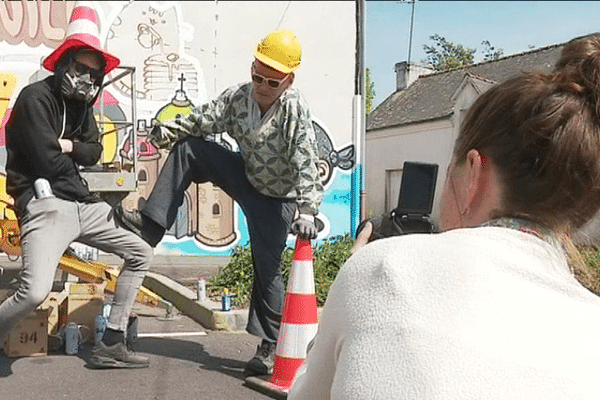 L'artiste Kiwie fait une pause devant la fresque qu'il réalise pour Grand-Champ.