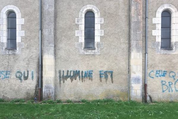 L'inscription taguée sur l'église : "La seule église qui illumine est celle qui brûle"