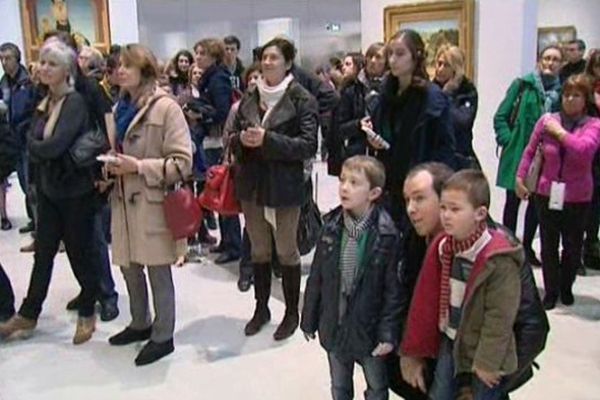 Foule importante dans la Galerie du Temps du Louvre-Lens, peu après son ouverture. Un succès, qui continue un an après.