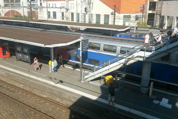 Les TGV, immobilisés en gare de Poitiers, vont progressivement reprendre leur circulation.