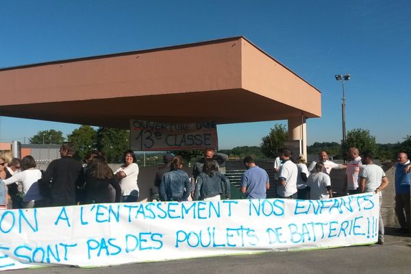 Nouveau rassemblement mercredi matin devant l'école