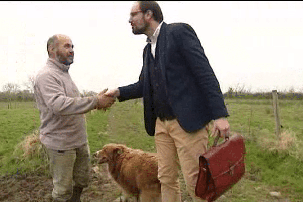 Un interlocuteur de la cellule de crise vient régulièrement à leur rencontre.