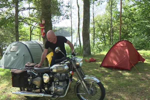 À Viam (Corrèze), les campeurs profite de l'été indien et de l'absence de touristes pour partir en vacances en septembre.