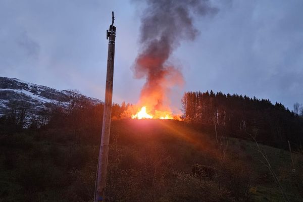 Un incendie a ravagé trois chalets dont le gîte du Passant, situés au Reposoir (Haute-Savoie) ce mardi 9 avril 2024.