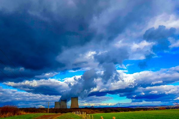 Le site nucléaire de Cattenom doit prochainement redémarrer deux réacteurs, mais des mouvements de grève pourraient perturber les phases de test.