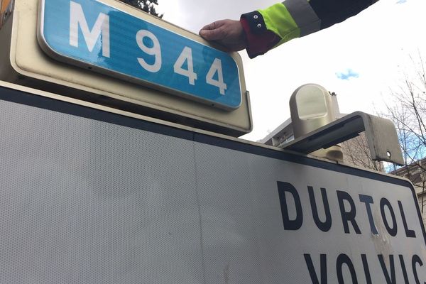 Depuis fin octobre 2019, la valse des panneaux de signalisation a commencé aux abords des routes de Clermont-Ferrand.