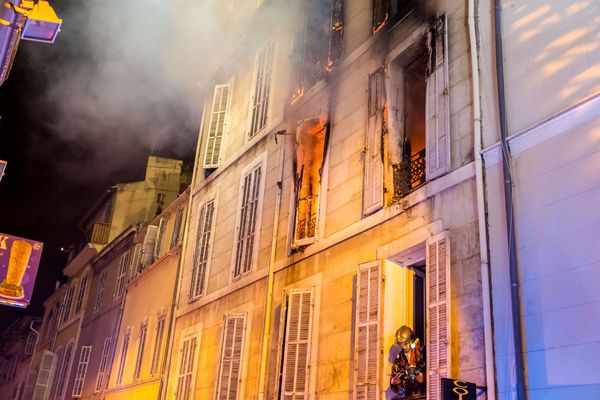 3 appartements entièrement détruits et la cage d'escalier impraticable. 