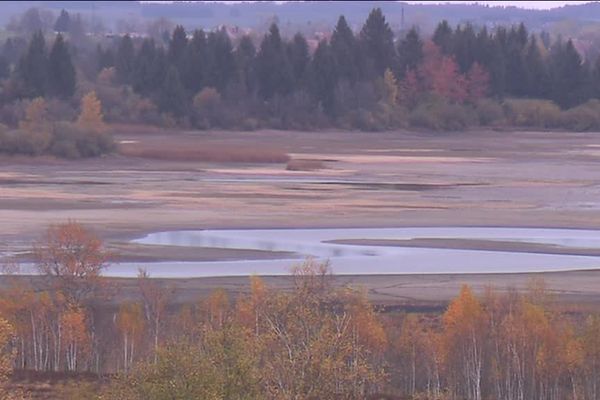 Le lac de Bouverans est bien sec en ce mois d'octobre 2017. 