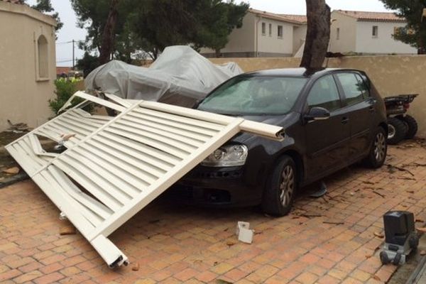 Une porte de garage arrachée ce matin par le coup de vent