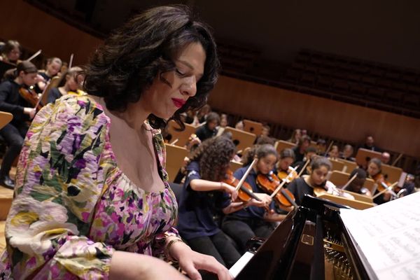 La pianiste Géorgienne, Khatia Buniatishvili, s'est produits aux côtés d'enfants girondins et béarnais en plain apprentissage.