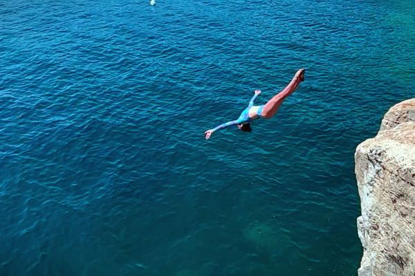 Laura Marino, championne du monde de plongeon dans Waouh ! le sud, la nouvelle émission de France 3 Provence-Alpes présentée par Nathalie Simon.