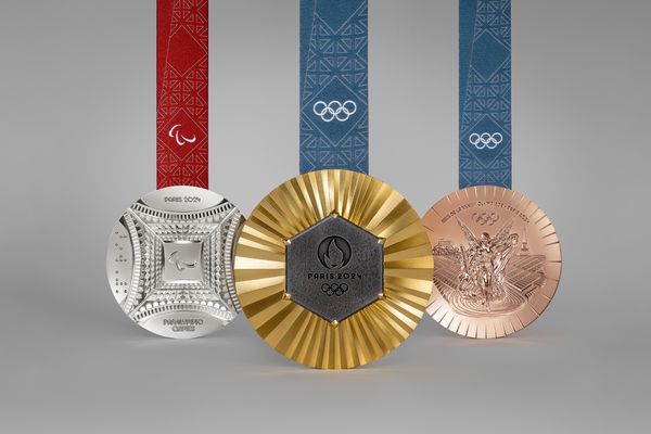 Les médailles olympiques et paralympiques ont été dessinées par le joaillier Chaumet.