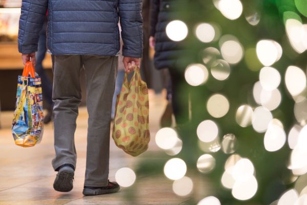 La réouverture des commerces coïncide avec la période des achats de cadeaux de Noël. Photo d'illustration. 
