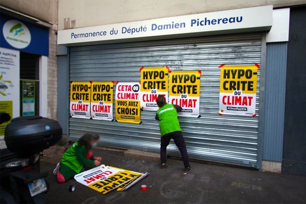 La permanence du député sarthois LREM Damien Pichereau recouverte d'affiches par des militants anti CETA