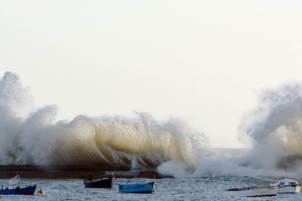 Port de Lomener, des vagues toujours plus hautes