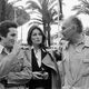 L'actrice Anouk Aimée entourée de Marco Bellochio et Michel Piccoli sur la Croisette, en 1980.