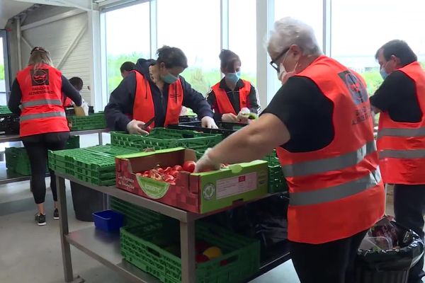 Les bénévoles de la banque alimentaire de Bayonne toujours mobilisés pour aider les plus précaires, et ils sont de plus en plus nombreux avec la crise sanitaire, surtout chez les jeunes. 