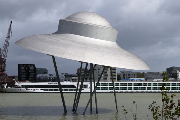 Sculpture de soucoupe volante construire sur la Gironde, à Bordeaux. Cette forme tient plus du folklore populaire que des phénomènes réellement observés dans le ciel de par le monde.