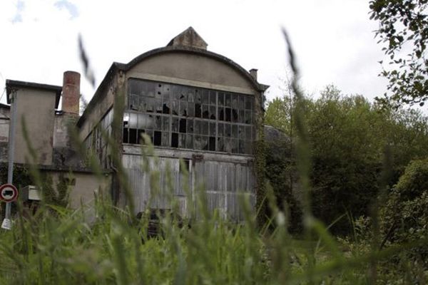 L'ancienne usine Ferodo-Valeo de Condé-sur-Noireau à l'abandon le 16 mai 2013, au coeur du scandale de l'amiante en France