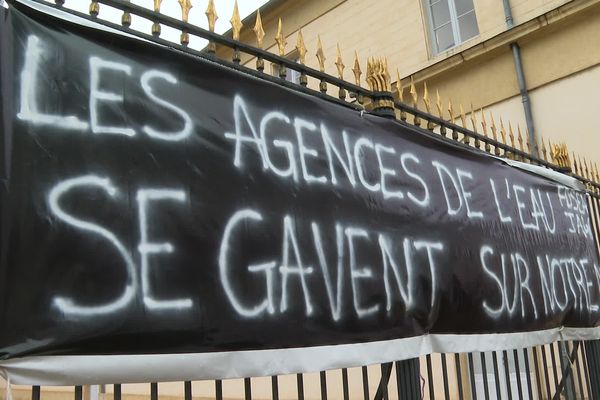 Les agriculteurs manifestaient ce 18 octobre, à Mont-de-Marsan et Bordeaux, contre la hausse de la redevance irrigation.