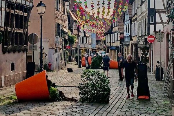 23 pots de fleurs, de 600 kilos chacun, renversés dans la nuit de samedi à dimanche. Pour la maire Nathalie Kaltenbach, il s'agit d'un acte délibéré.