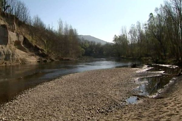 L'Allier entre Cournon et Pont-du-Chateau voit ses berges préservées.