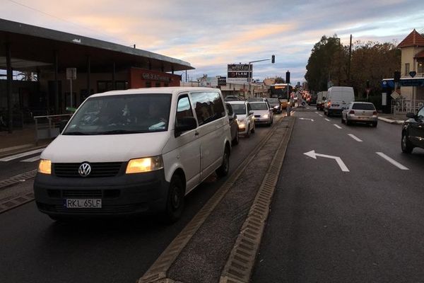 Embouteillages devant la gare de Biot, le 25 novembre au matin